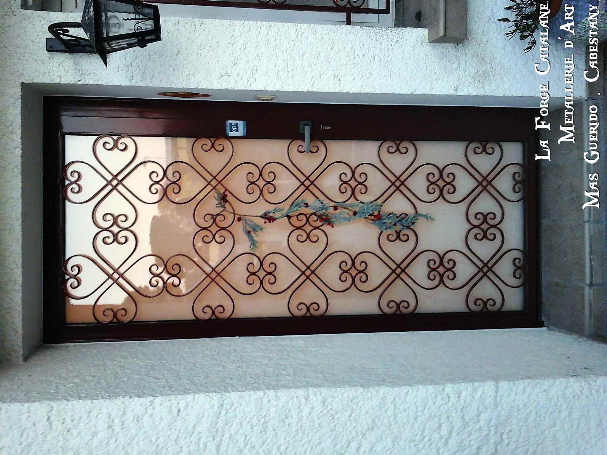 porte en fer ouvrage verre opalescent forge catalane.jpg